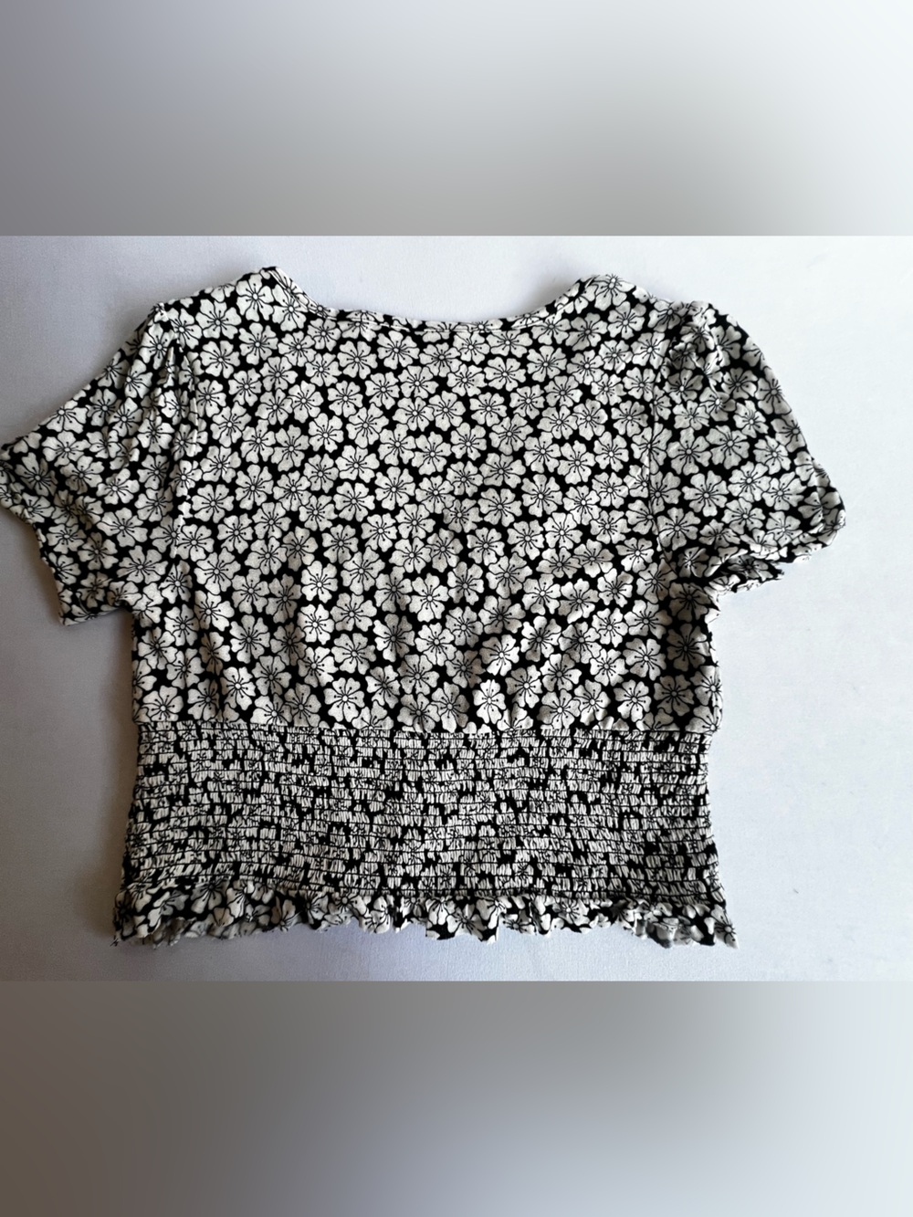URBAN OUTFITTERS BLACK & WHITE FLORAL SMOCKED CROP TOP.  LARGE.  VISCOSE - Picture 2 of 7